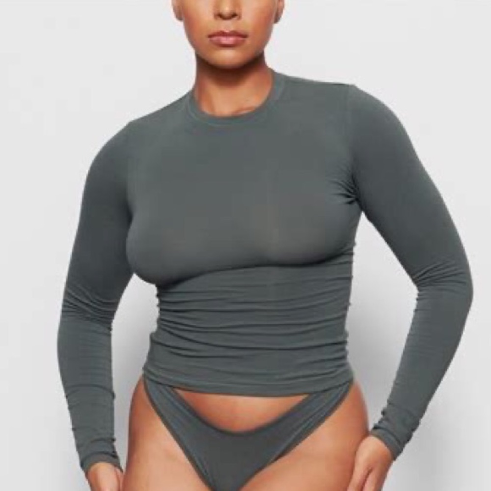 SKIMS LONG SLEEVE in DEEP SEA in MEDIUM
No longer sold on the website.